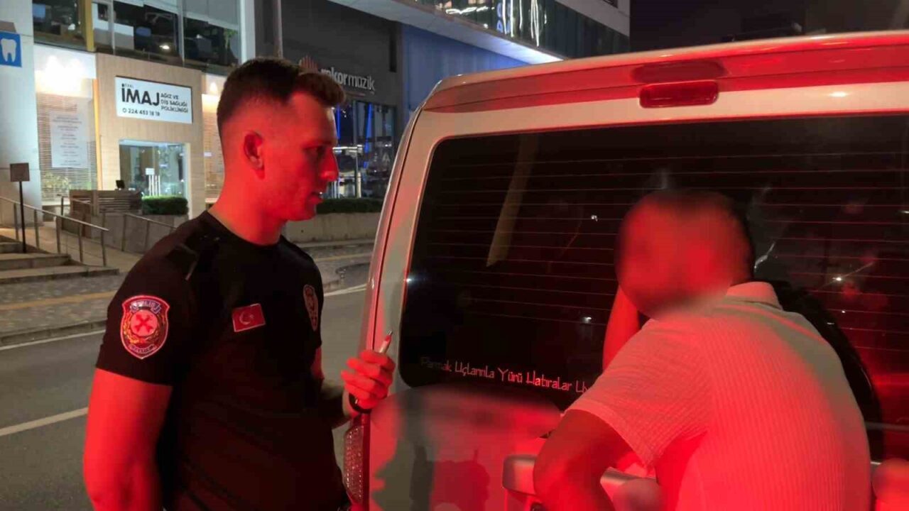 Alkollü sürücüden ilginç hareketler.. Yüzünü sakladı, basın mensubunu kayda alıp küfür etti 37 Bülten Medya -