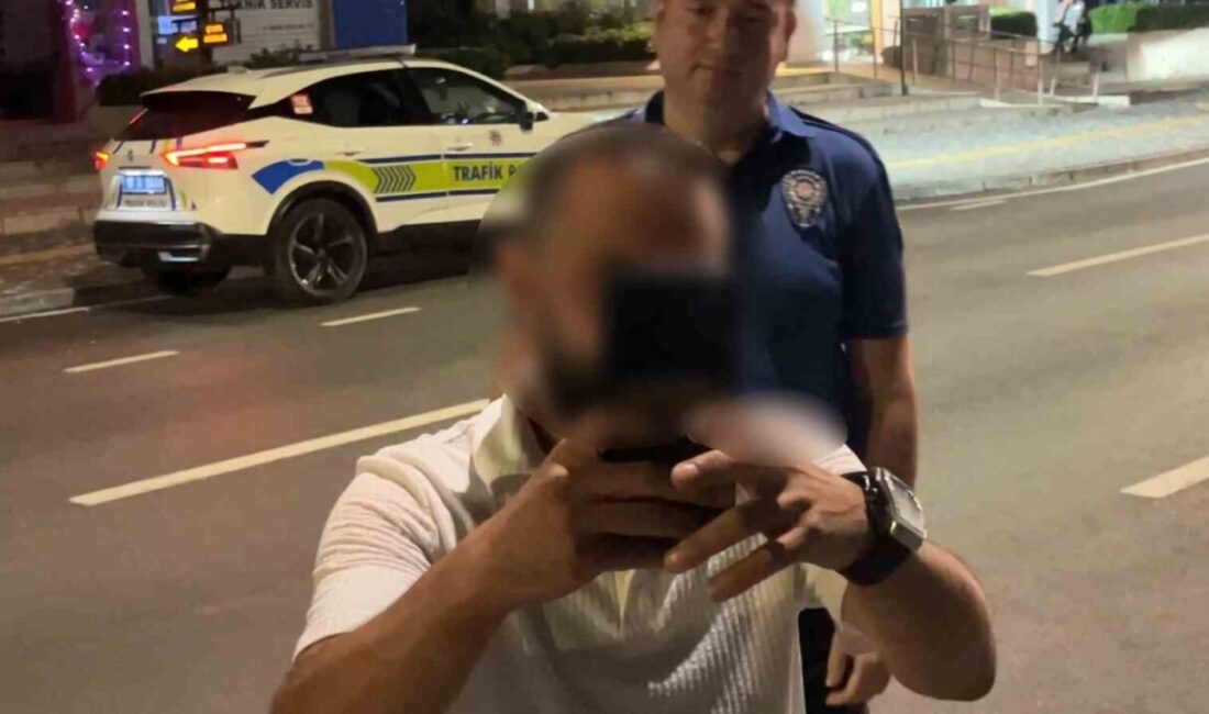 Alkollü sürücüden ilginç hareketler.. Yüzünü sakladı, basın mensubunu kayda alıp küfür etti Bursa’da alkol denetimine takılan sürücü, görevini yapan basın mensubunu görünce