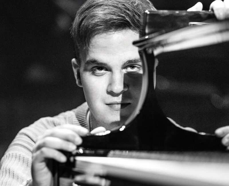 Klasik müzik eserlerini modern ritimlerle sentezleyen Alman piyanist ve besteci