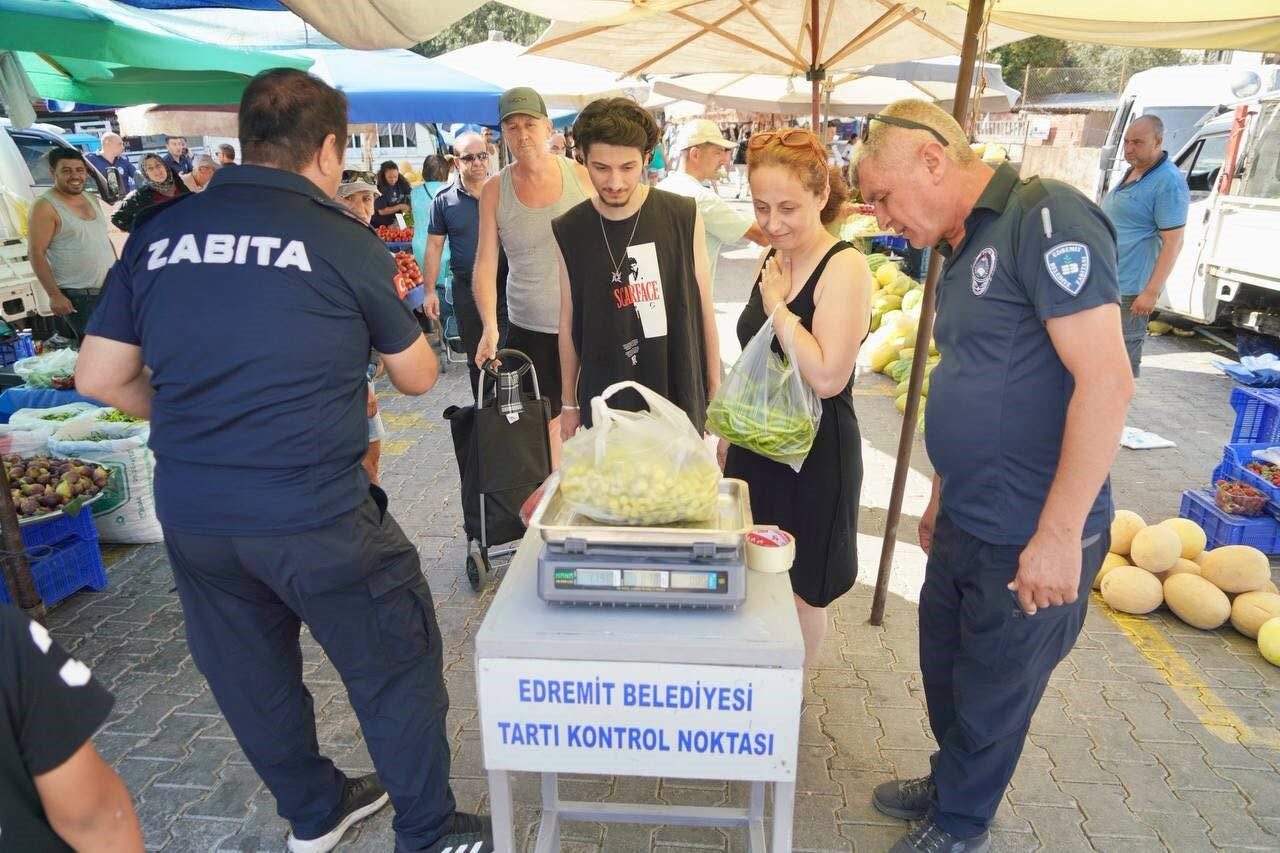 Altınoluk Salı Pazarı’nda denetimler sıklaştırıldı 15 Bülten Medya -