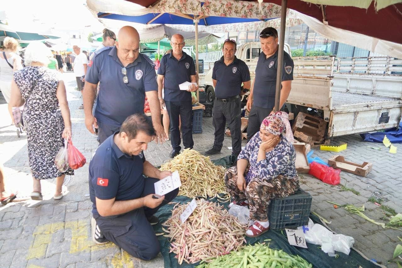 Altınoluk Salı Pazarı’nda denetimler sıklaştırıldı 16 Bülten Medya -