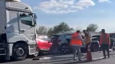 Sakarya’nın Hendek ilçesinde Anadolu Otoyolu İstanbul istikametinde 12 aracın karıştığı