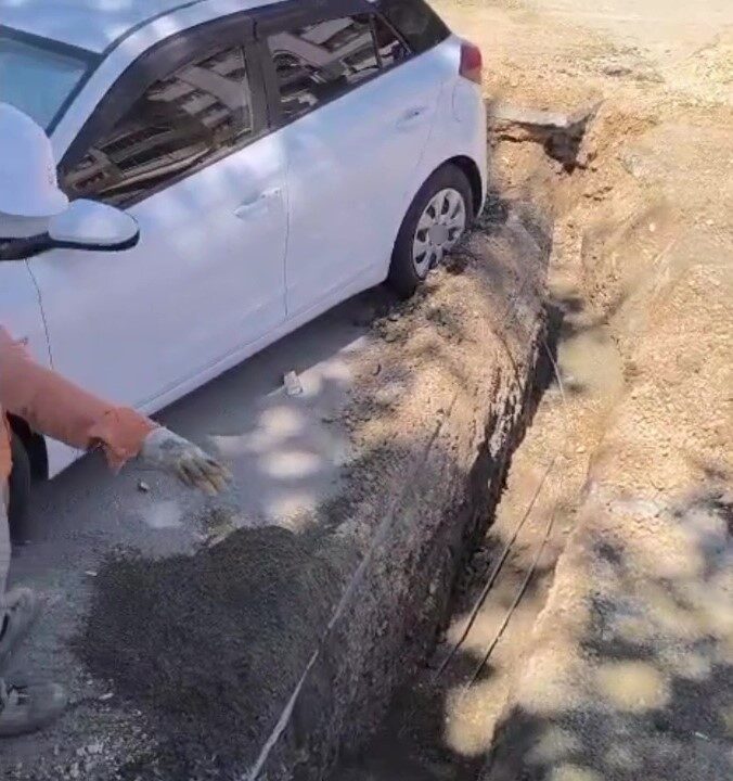 Araç sahibine ulaşılamayınca otomobilin etrafını kazdılar 16 Bülten Medya -