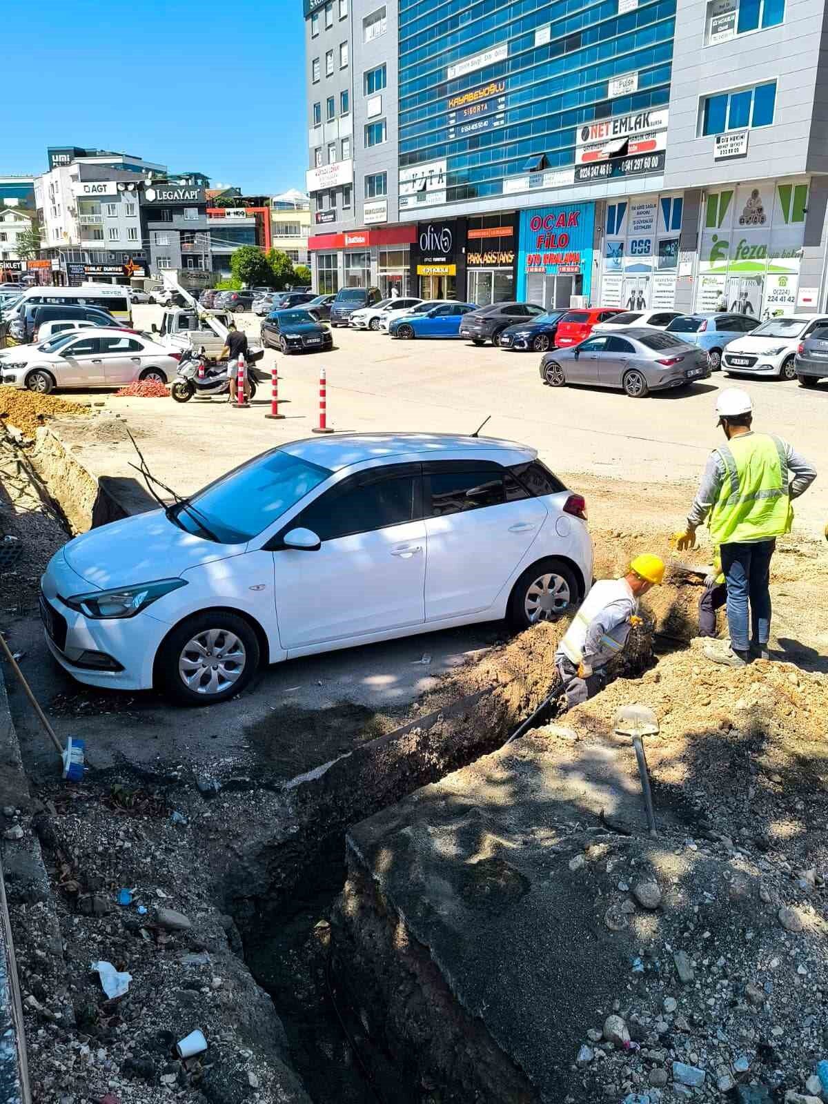 Araç sahibine ulaşılamayınca otomobilin etrafını kazdılar 13 Bülten Medya -