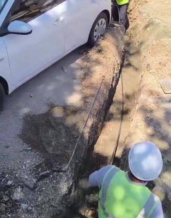 Araç sahibine ulaşılamayınca otomobilin etrafını kazdılar 14 Bülten Medya -