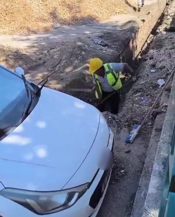 Araç sahibine ulaşılamayınca otomobilin etrafını kazdılar 15 Bülten Medya -