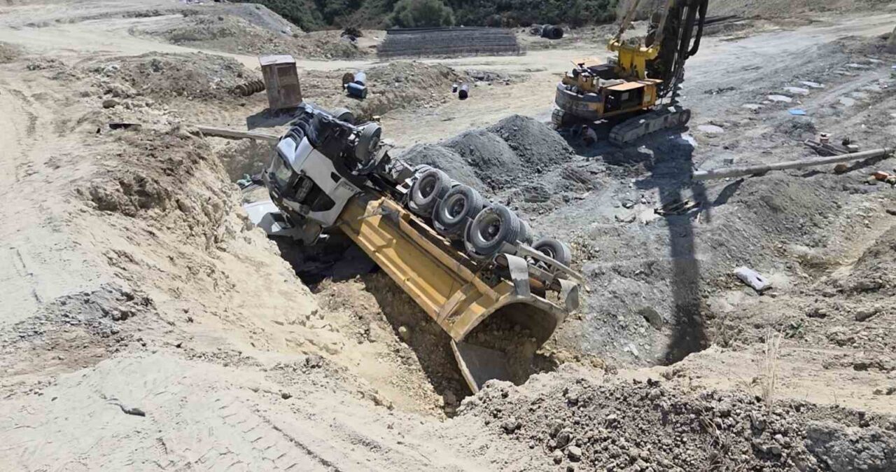 Şantiyede Devrilen Kamyonda Sürücü Yaralandı 1 Bülten Medya -