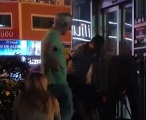 Bursa’da Şehreküstü İstasyonu’ndaki asansörde mahsur kalan 2 genç, itfaiyenin müdahalesiyle