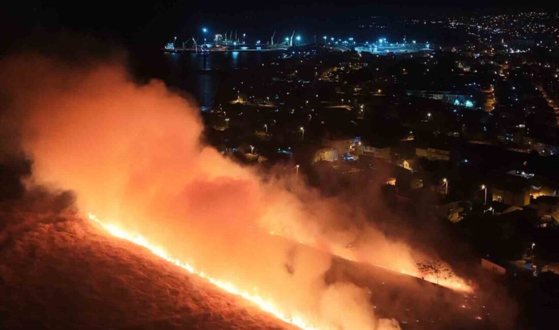 Aşıklar Tepesi alev alev yandı: Geceyi gündüze çeviren yangın havadan görüntülendi Tekirdağ’ın Marmaraereğlisi ilçesinde Aşıklar Tepesi mevkiinde çıkan yangın, geceyi adeta