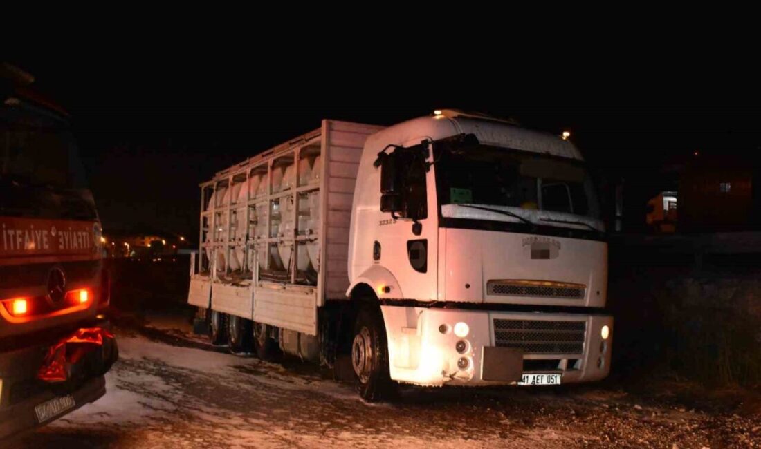 Sakarya’nin Hendek ilçesinde tuz ruhu taşıyan kamyondaki varillerden sızan kimyasal
