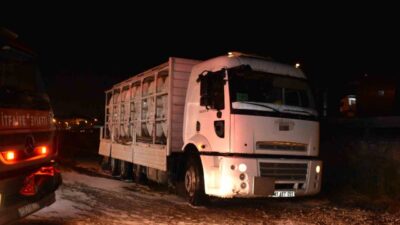 Sakarya’nin Hendek ilçesinde tuz ruhu taşıyan kamyondaki varillerden sızan kimyasal
