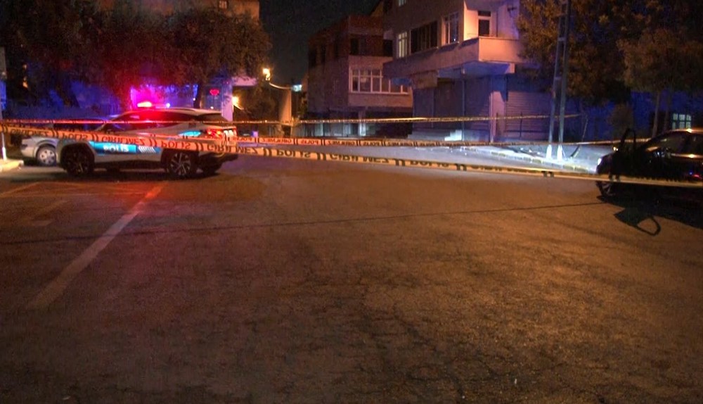 Avcılar’da bir genç parkta silahlı saldırıya uğradı İstanbul Avcılar’da bir genç, parkta silahla vuruldu. Genci vuran şüpheli