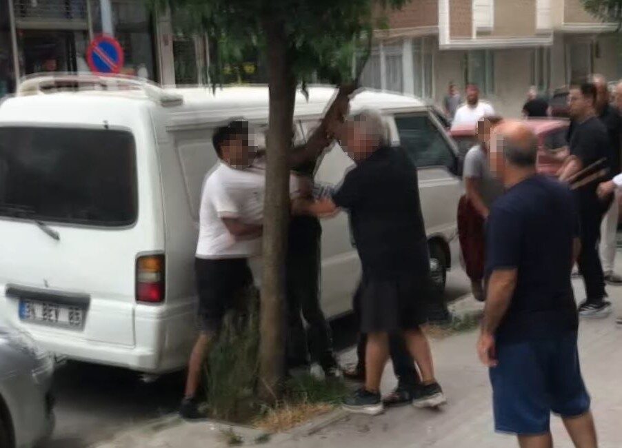 Avcılar’da kaldırımda bulunan çamaşır makinesini çalmaya çalışan şahıslar ve vatandaşlar