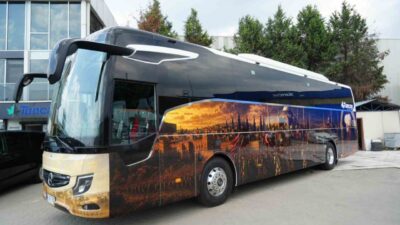 Kocaeli’de özel olarak hazırlanan tur otobüsü, Osmanlı tarihini yansıtan görselleriyle