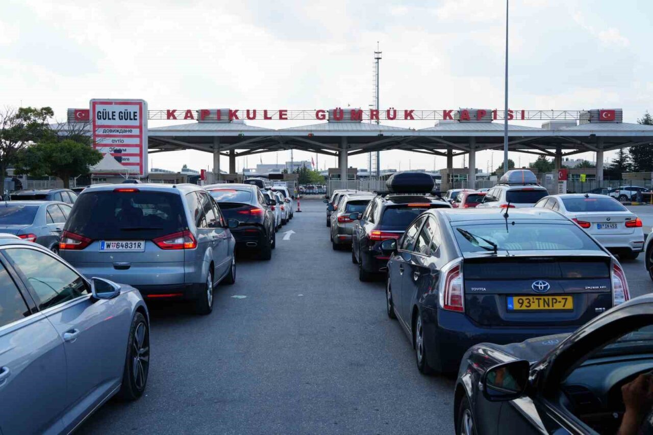 Avrupa’ya dönüş yolculuğuna çıkan gurbetçiler, Kapıkule Sınır Kapısı’nda uzun araç