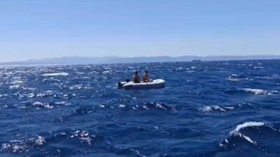 Balıkesir’in Ayvalık ilçesi açıklarında olumsuz hava şartları nedeniyle sürüklenen lastik
