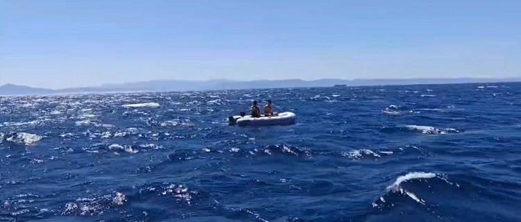 Ayvalık açıklarında sürüklenen 2 kişi Sahil Güvenlik tarafından kurtarıldı Balıkesir’in Ayvalık ilçesi açıklarında olumsuz hava şartları nedeniyle sürüklenen lastik