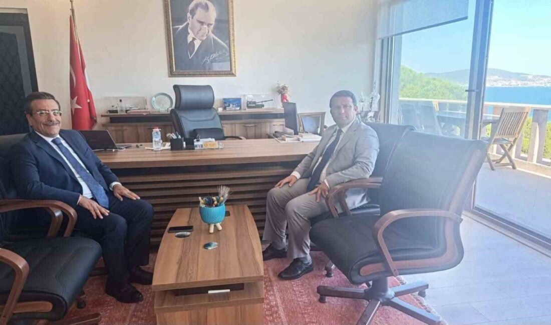 Ayvalık Kaymakamı Çimşit’e hayırlı olsun ziyareti Burhaniye Kaymakamı Cumali Atilla, Ayvalık Kaymakamı Ömer Çimşit’i makamında ziyaret