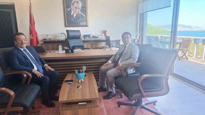 Burhaniye Kaymakamı Cumali Atilla, Ayvalık Kaymakamı Ömer Çimşit’i makamında ziyaret