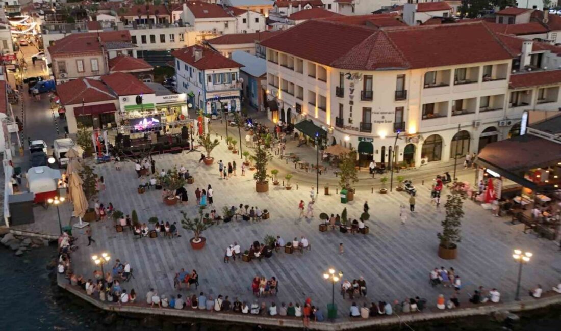 Ayvalık, tarihi Gümrük Meydanı’na kavuştu Yıllardır araçların otopark olarak kullandığı alan, kapsamlı bir düzenleme çalışmasının