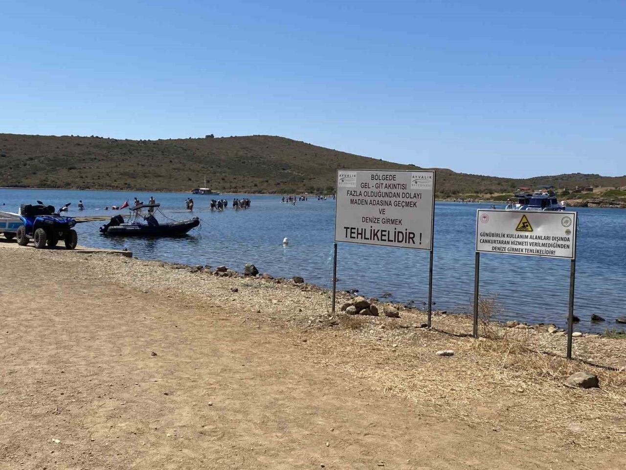 Ayvalık’ta binlerce turistin denize yürüyerek geçtiği boğazda can güvenliği yok 19 Bülten Medya -