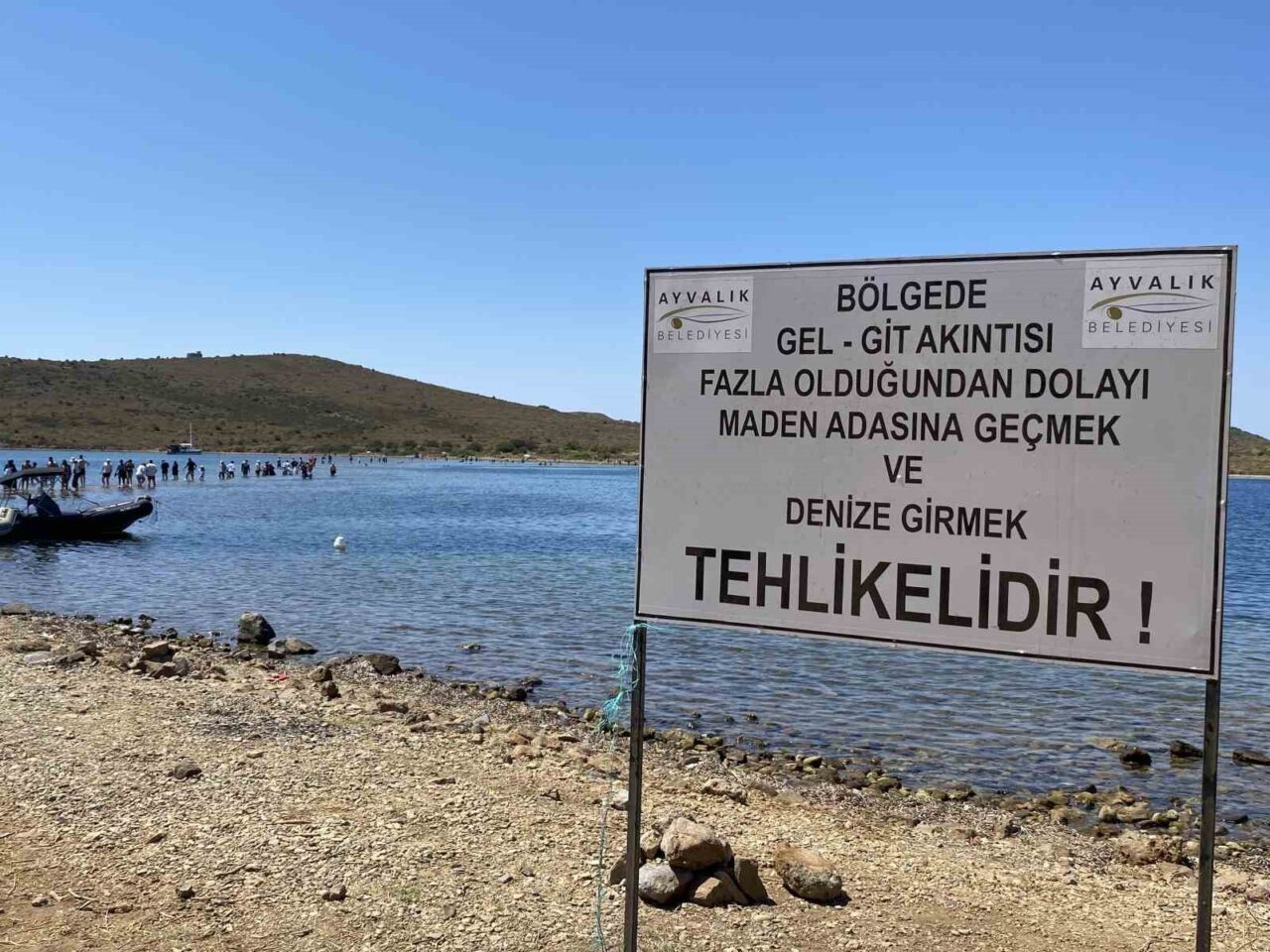 Ayvalık’ta binlerce turistin denize yürüyerek geçtiği boğazda can güvenliği yok 21 Bülten Medya -