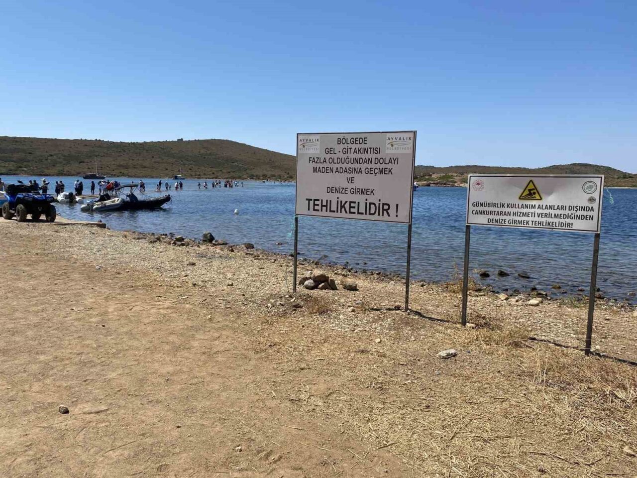 Ayvalık’ta binlerce turistin denize yürüyerek geçtiği boğazda can güvenliği yok 22 Bülten Medya -