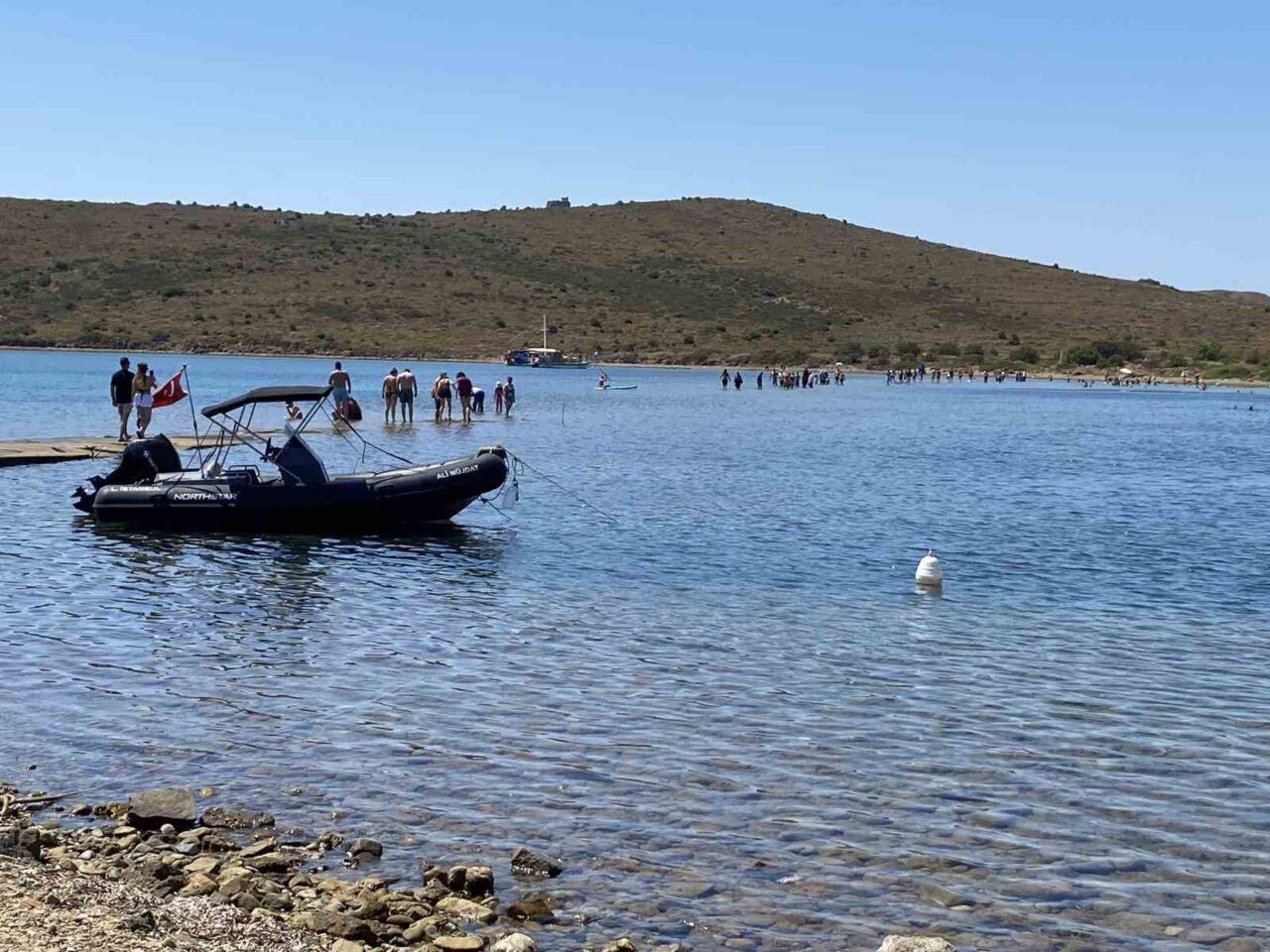 Ayvalık’ta binlerce turistin denize yürüyerek geçtiği boğazda can güvenliği yok 20 Bülten Medya -