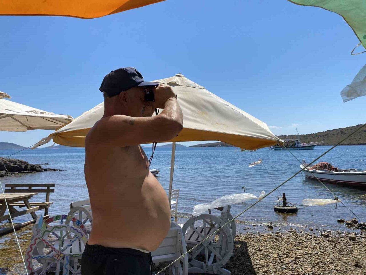 Ayvalık’ta binlerce turistin denize yürüyerek geçtiği boğazda can güvenliği yok 23 Bülten Medya -