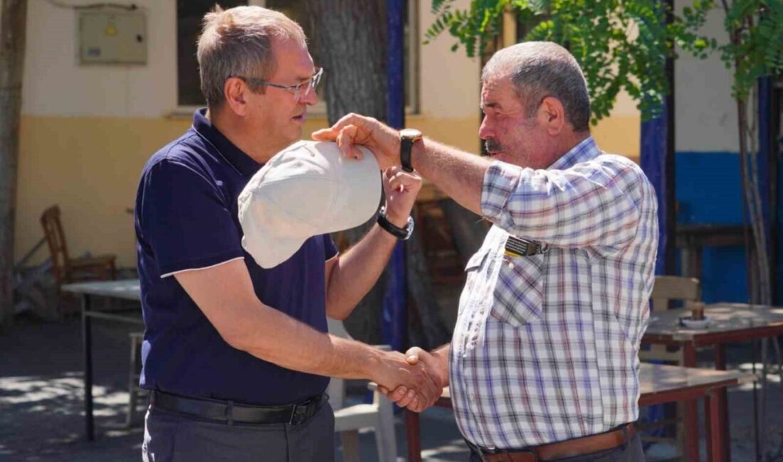 Ayvalık’ta yangının yaraları dayanışmayla sarılıyor Balıkesir’in Ayvalık ilçesinde; Belediye Başkanı Mesut Ergin, yangından etkilenen Çamoba,