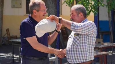 Balıkesir’in Ayvalık ilçesinde; Belediye Başkanı Mesut Ergin, yangından etkilenen Çamoba,