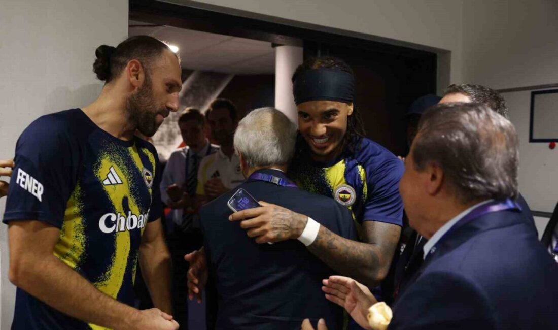 Aziz Yıldırım, takımı tebrik etti Fenerbahçe Başkanı Aziz Yıldırım ve yönetim kurulu üyeleri, UEFA Şampiyonlar