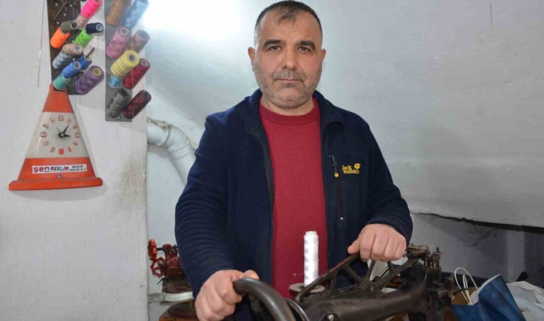 Babasından miras kalan mesleği 26 yıldır sürdürüyor Bilecik’te babasından miras aldığı ve 26 yıldır ayakkabı tamirciliği yapan