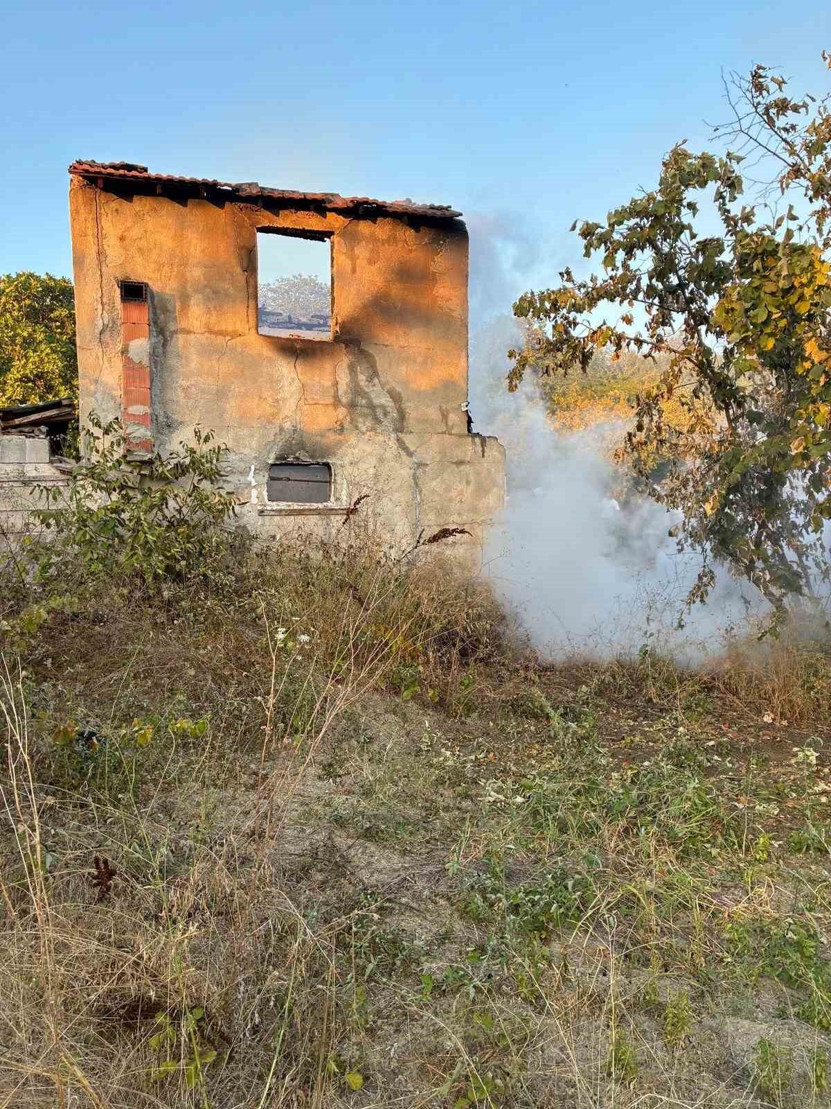 Bağ evinde çıkan yangın tarım makinelerini de kül etti 11 Bülten Medya -