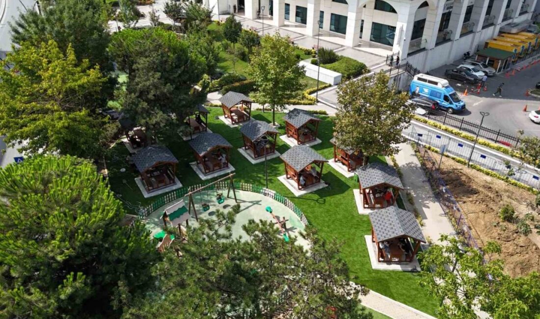 Bağcılar Belediyesi binasının bahçesi sosyal alan olarak değerlendiriliyor Bağcılar Belediyesi Ana Hizmet Binası’nın bahçesi eşil alan korunacak şekilde