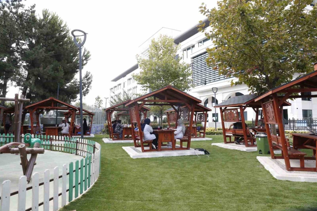 Bağcılar Belediyesi binasının bahçesi sosyal alan olarak değerlendiriliyor 20 Bülten Medya -