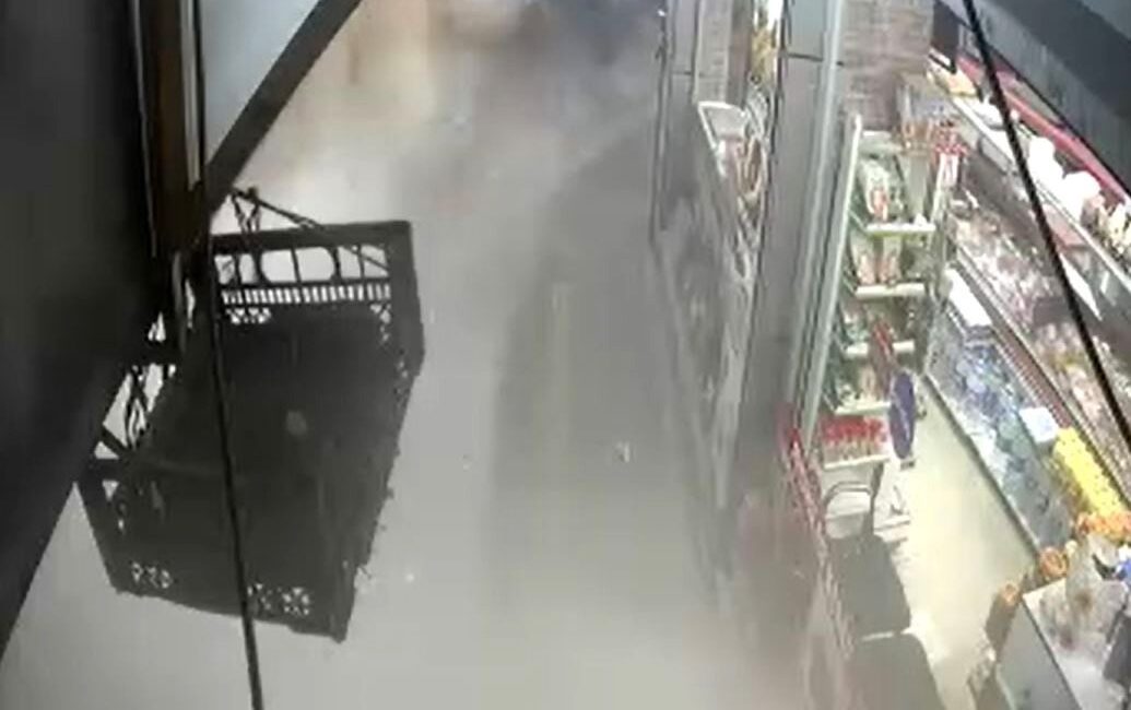 İstanbul Bahçelievler’de bir binanın çökmesi sırasında yaşanan panik anları saniye
