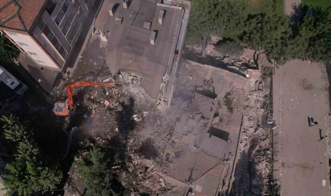 İstanbul’un Bahçelievler ilçesinde gece çöken binanın yanında bulunan apartmanda yapılan