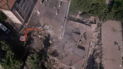 İstanbul’un Bahçelievler ilçesinde gece çöken binanın yanında bulunan apartmanda yapılan