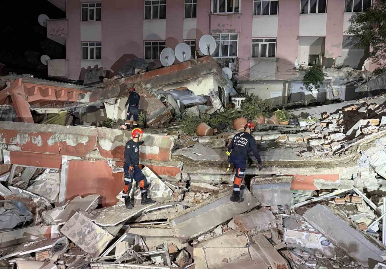 Bahçelievler’de dün gece tahliye edilen bina bugün çöktü 7 Bülten Medya -