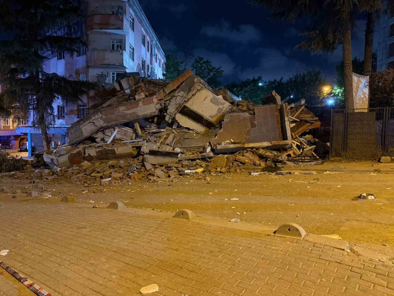 Bahçelievler’de dün gece tahliye edilen bina bugün çöktü 8 Bülten Medya -