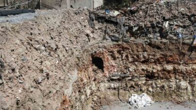 Bahçelievler’de kentsel dönüşüm kapsamında yıkılan apartmanın temel kazısı sırasında tarihi