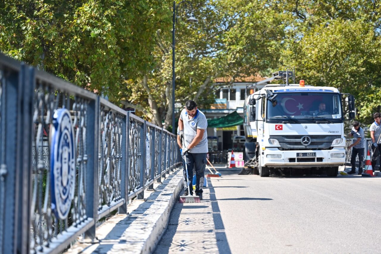 Bursa Büyükşehir Belediyesi, kentin önemli turizm noktalarından Gölyazı’da temizlik, bakım