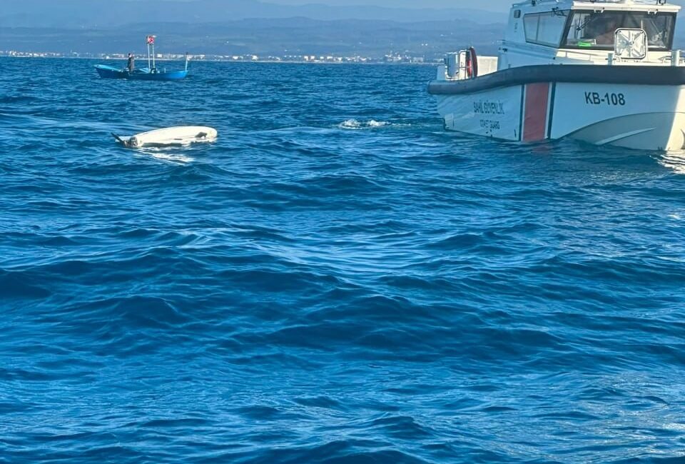 Sakarya’nın Karasu ilçesi açıklarında deniz yüzeyinde ters dönmüş halde bir