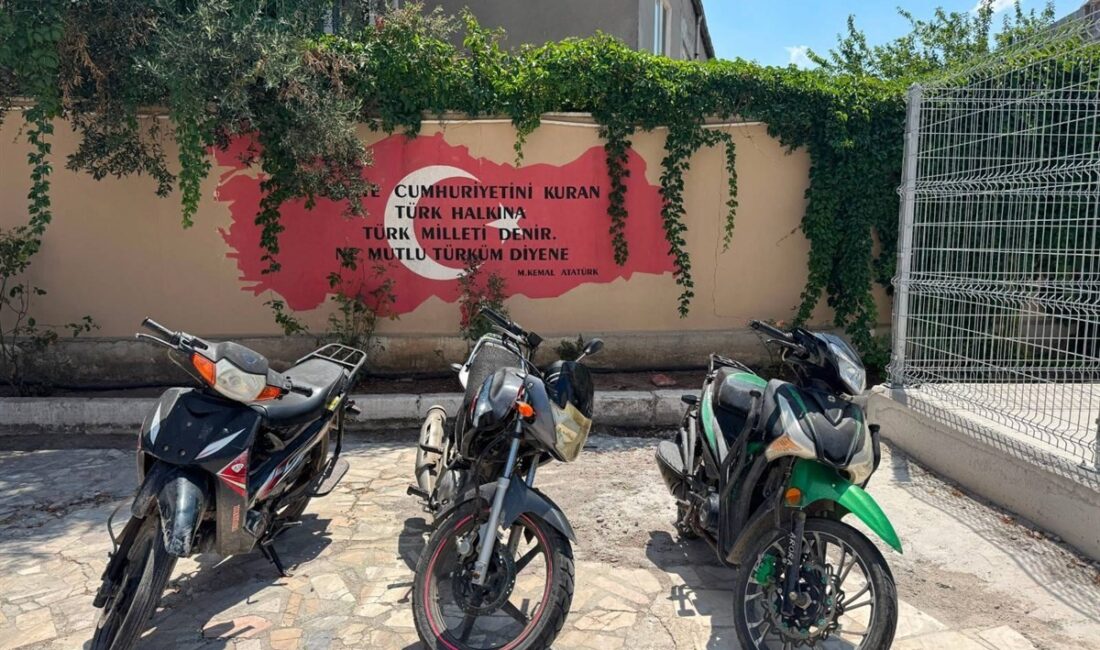 Balıkesir’de jandarma dedektifi motosiklet hırsızlarına göz açtırmadı Balıkesir’de jandarma ekiplerince 3 motosiklet hırsızlığı yapan 2 şahıs, titiz