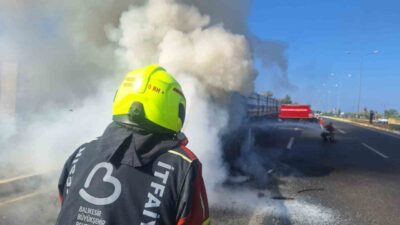 Balıkesir’in Bandırma ilçesinde seyir halindeki bir kamyonda çıkan yangın, yol