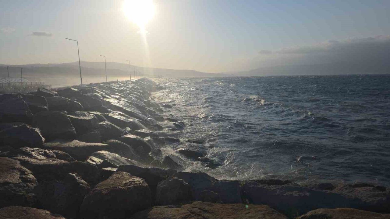 Bandırma’da fırtına: Dalgalar kıyıları dövüyor 18 Bülten Medya -
