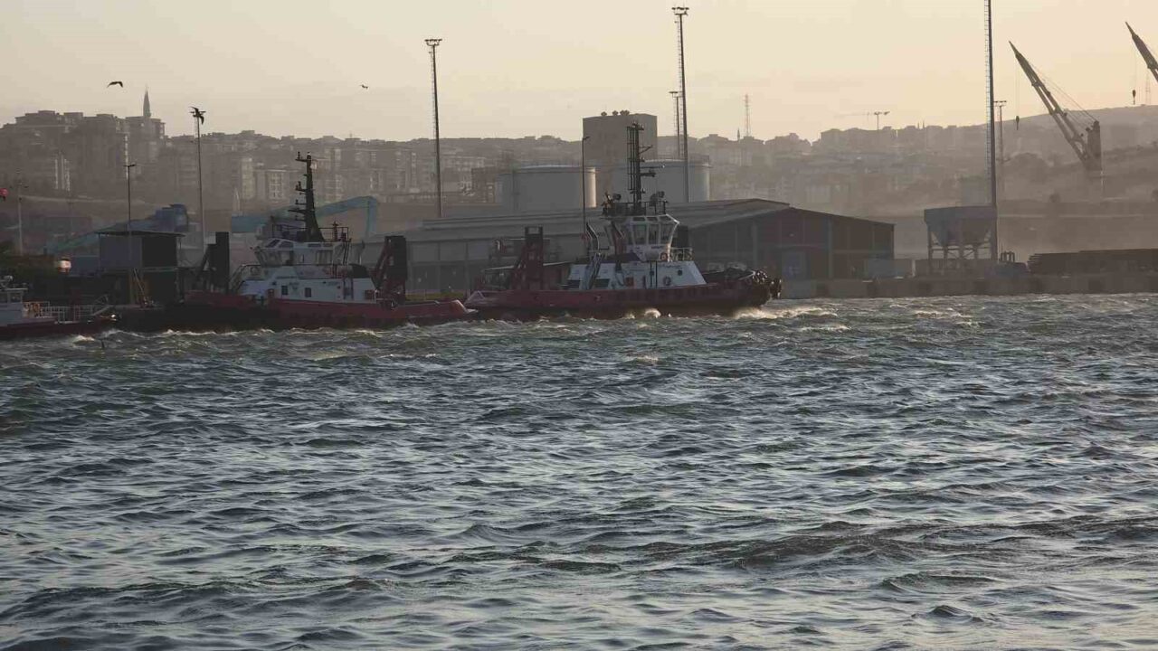 Bandırma’da fırtına: Dalgalar kıyıları dövüyor 20 Bülten Medya -