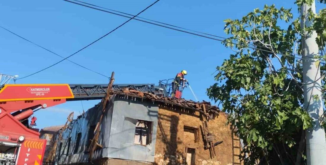 Bandırma’da yanan ev kullanılamaz hale geldi Balıkesir’in Bandırma ilçesine bağlı Yeşilçomlu Mahallesi’nde çıkan yangında müstakil ev