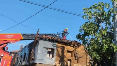Balıkesir’in Bandırma ilçesine bağlı Yeşilçomlu Mahallesi’nde çıkan yangında müstakil ev